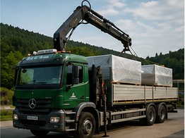 Kranwagen liefert Bauholz auf die Baustelle